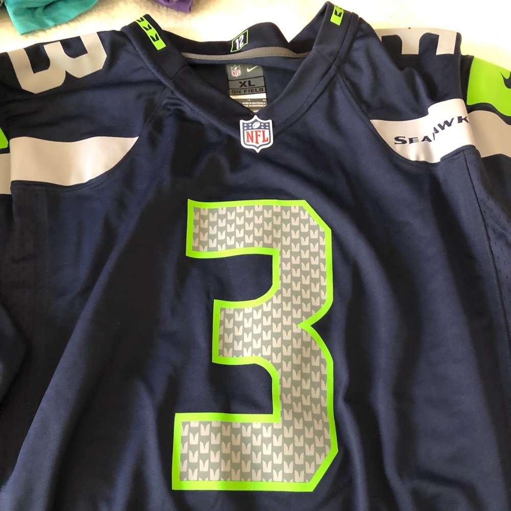 Seahawks Wilson jersey in XL. EUC never worn by me